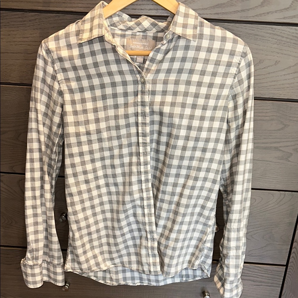 Women’s Banana Republic soft wash gray checkered shirt